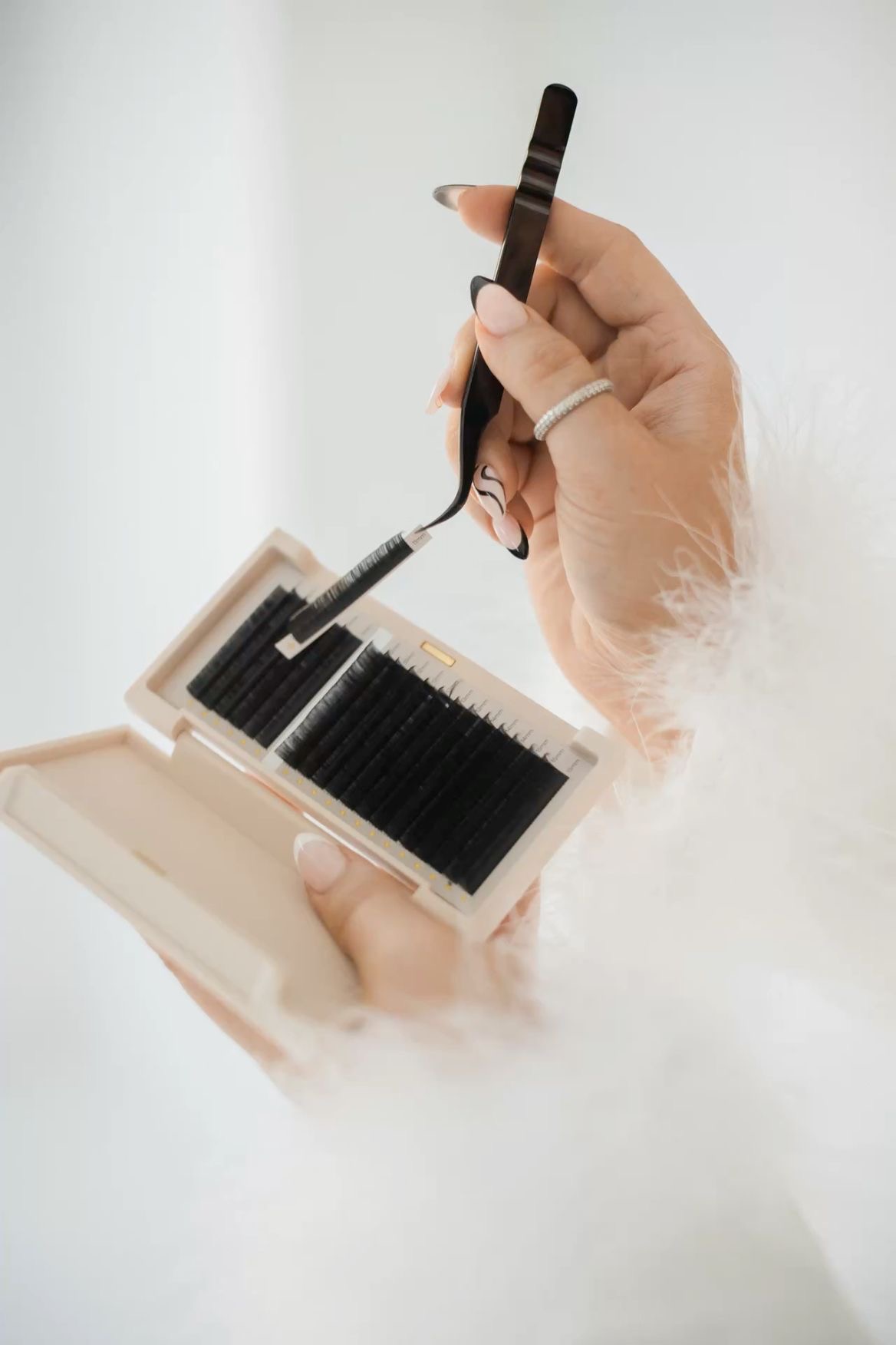 Natalia selecting lashes for a custom extension set